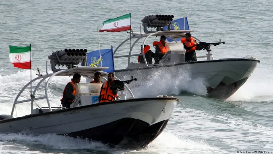 گزارش: جنگنده‌های آمریکا دو قایق تندروی نیروی دریایی سپاه را در خلیج فارس هدف قرار دادند