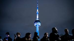 Drake illumine la tour CN d’un bleu glacé pour le lancement d’Iceman