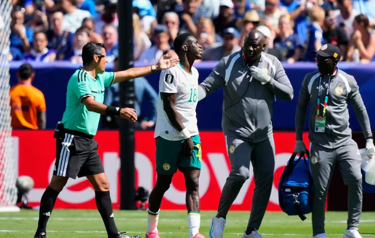 La règle sur les blessures à la Coupe du monde scrutée après une absence d'une minute