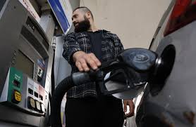 L’essence atteint 4,55 $ le gallon alors que la guerre avec l’Iran met les consommateurs sous pression