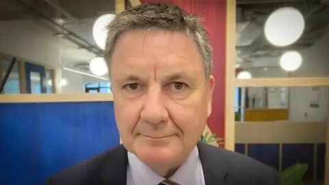 Le commissaire à l'information du Royaume‑Uni John Edwards démissionne après une enquête