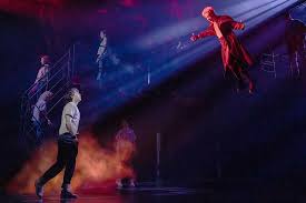 La comédie musicale The Lost Boys : style, spectacle et baisse de rythme au second acte