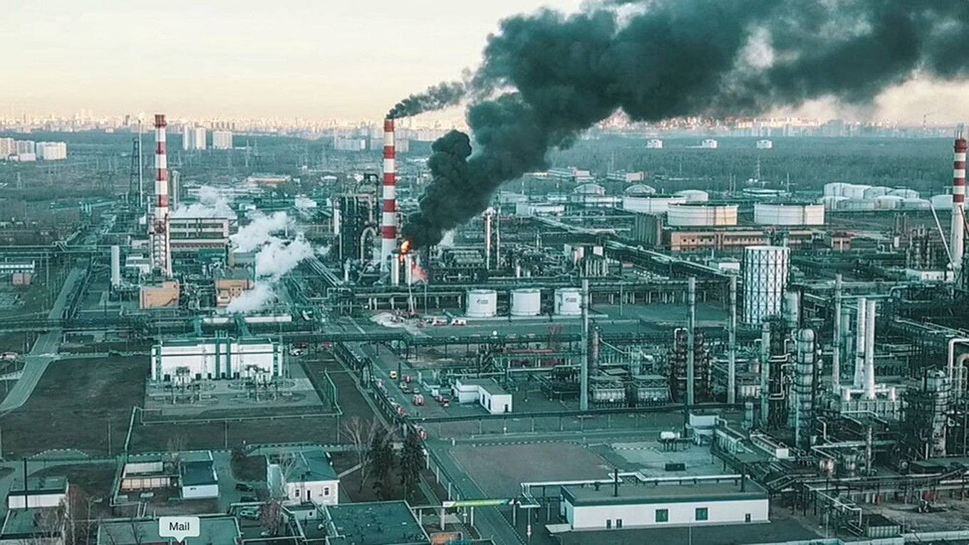 Une frappe de drone endommage une raffinerie de Moscou; la Russie annonce 60 interceptions