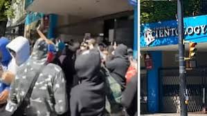 Un adolescent arrêté après que des centaines de personnes se sont rassemblées devant le bâtiment de la Church of Scientology à Vancouver