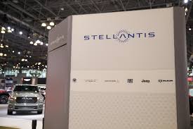 Stellantis dévoile un plan de redressement de 60 milliards d'euros et vise un flux de trésorerie disponible positif en 2028