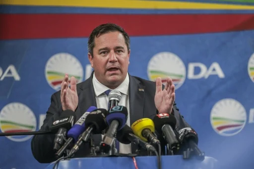 Le chef de la DA demande à Ramaphosa de retirer John Steenhuisen du gouvernement