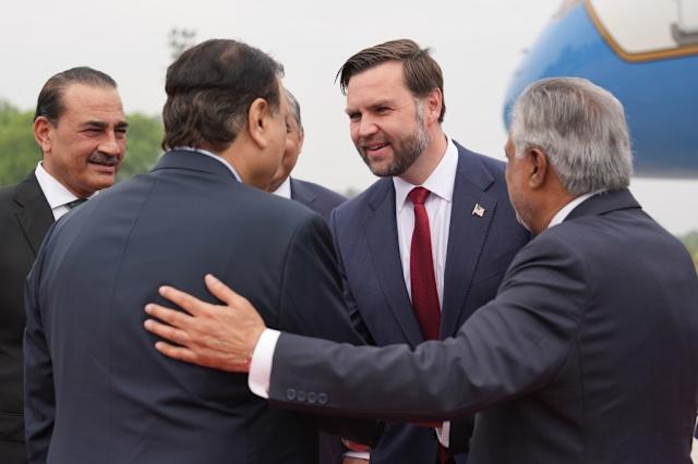 Le voyage de Vance au Pakistan suspendu après le refus de l’Iran de participer aux pourparlers; Trump prolonge le cessez‑le‑feu