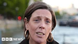 Jess Phillips parmi quatre ministres démissionnaires alors que Starmer fait face à une révolte